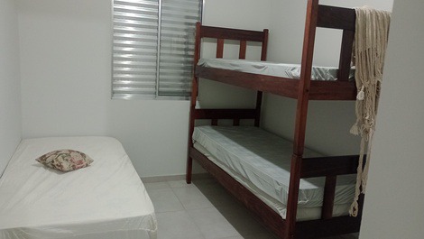 Quarto dois bem arejado com ventilador de teto
