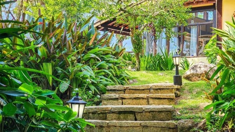 Belíssima casa no condomínio Ponta da Sela / Ilhabela