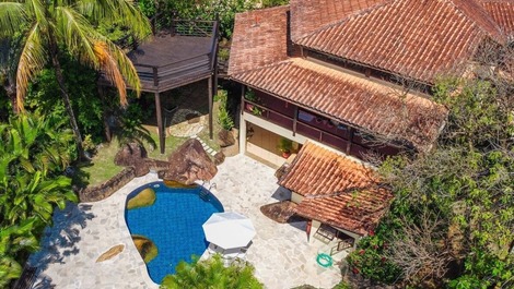 Belíssima casa no condomínio Ponta da Sela / Ilhabela