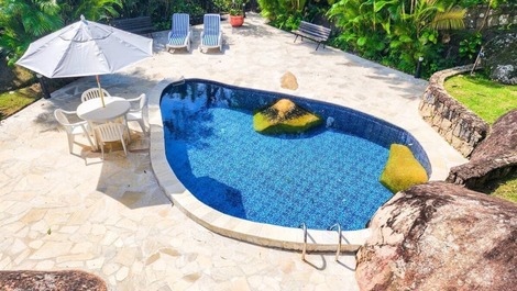 Belíssima casa no condomínio Ponta da Sela / Ilhabela