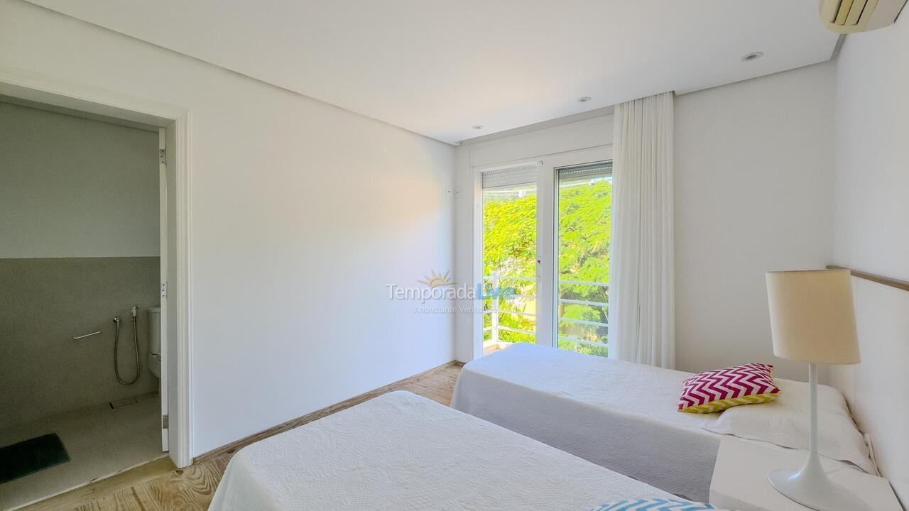 House for vacation rental in São Sebastião (Praia da Baleia)