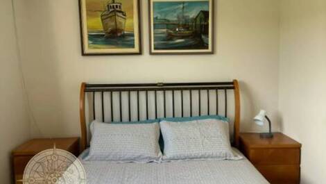 Dormitório com cama de casal
