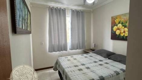 Dormitório com cama de casal