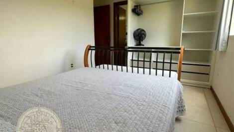 Dormitório com cama de casal