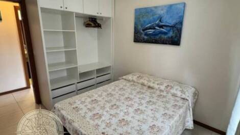Dormitório com cama de casal