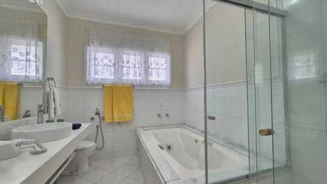 Espetacular Casa com 4 Suítes e Lazer Privativo | Jurerê Internacional
