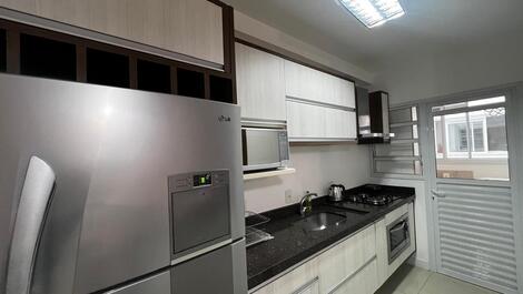 Apartamento Mobiliado com Varanda Gourmet em Jurerê