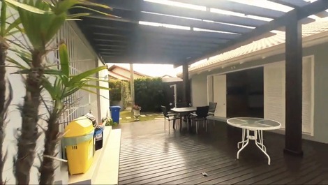 Ótima casa com piscina a 30m da praia dos ingleses