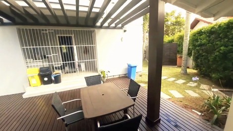 Ótima casa com piscina a 30m da praia dos ingleses