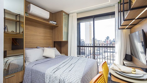 Studio moderno e completo, ideal para lazer ou trabalho, no coração de curitiba.
