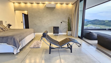 Casa contemporánea en una urbanización cerrada con vistas al embalse.