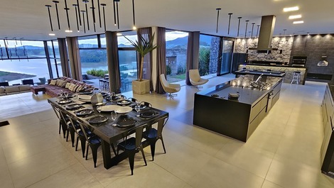 Casa contemporánea en una urbanización cerrada con vistas al embalse.
