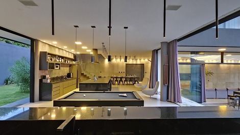 Casa contemporánea en una urbanización cerrada con vistas al embalse.