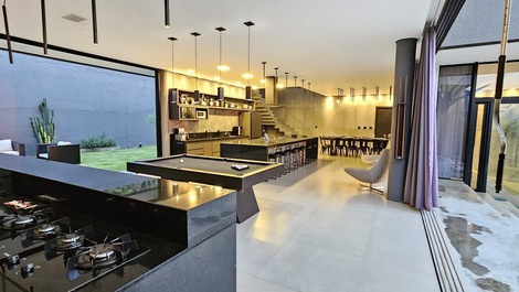 Casa contemporánea en una urbanización cerrada con vistas al embalse.
