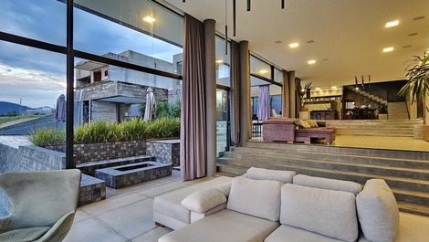 Casa contemporánea en una urbanización cerrada con vistas al embalse.