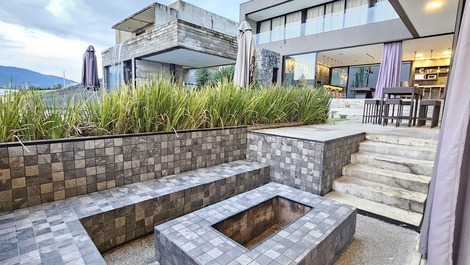 Casa contemporánea en una urbanización cerrada con vistas al embalse.