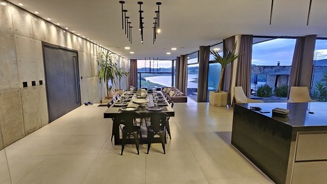 Casa contemporánea en una urbanización cerrada con vistas al embalse.