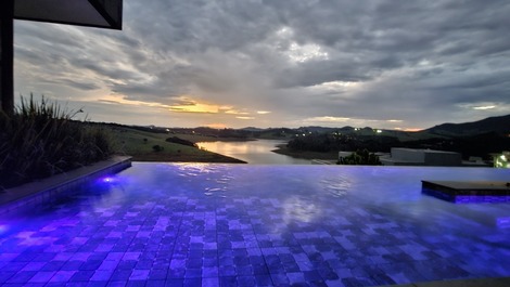 Casa contemporánea en una urbanización cerrada con vistas al embalse.
