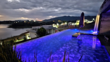 Casa contemporánea en una urbanización cerrada con vistas al embalse.
