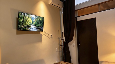 Smartv 40", ar-condicionado e ventilador 