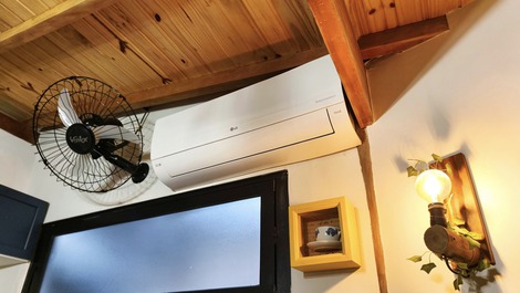 Ventilador e ar condicionado nos dois ambientes 