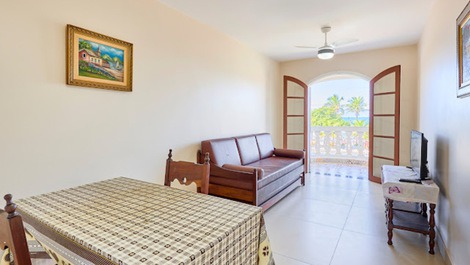 Sala bem iluminada e arejada com ótima ventilação frente mar .