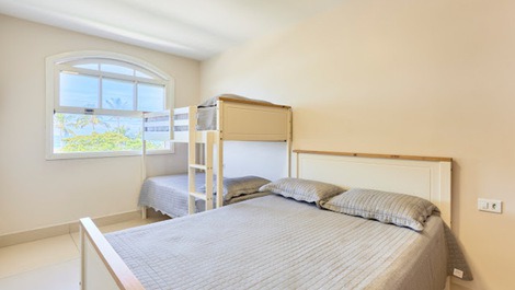 Suíte com cama de casal e beliche com colchões extremamente confortáveis . 