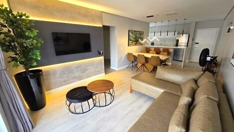 Excelente apartamento em condomínio na quadra do mar.