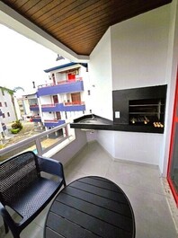 Excelente apartamento em condomínio na quadra do mar.