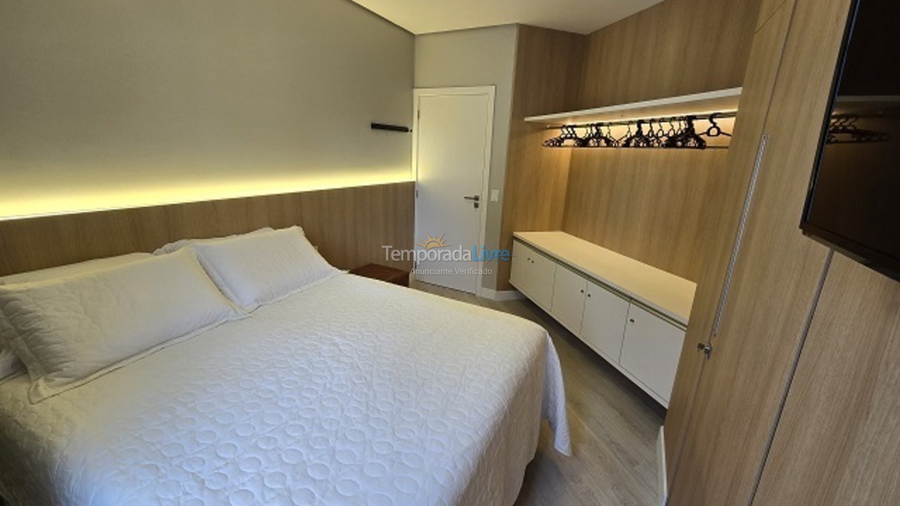 Apartamento para aluguel de temporada em Florianópolis (Praia Brava)