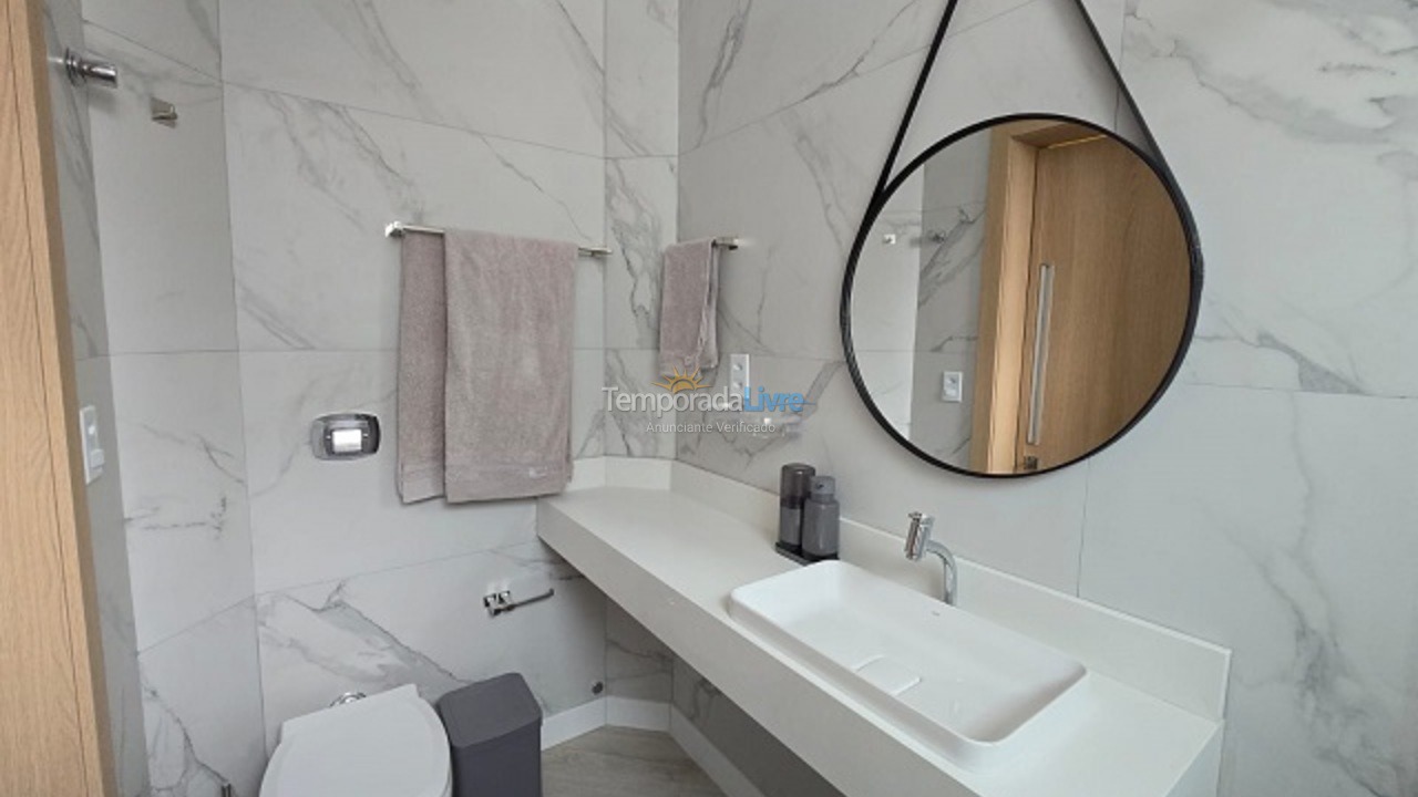 Apartamento para aluguel de temporada em Florianópolis (Praia Brava)