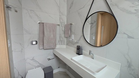 Excelente apartamento em condomínio na quadra do mar.