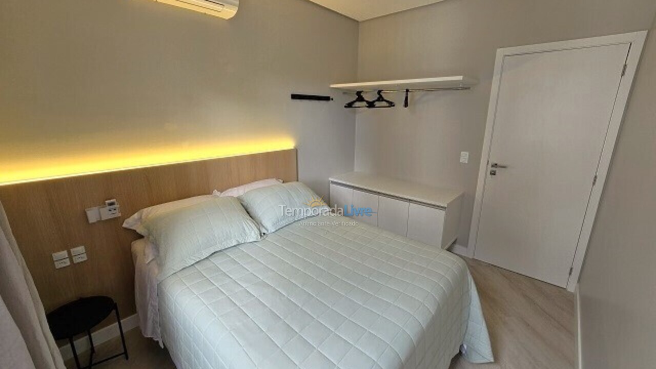 Apartamento para aluguel de temporada em Florianópolis (Praia Brava)