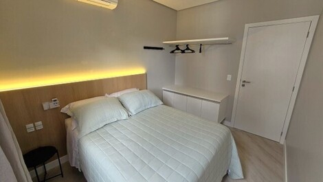 Excelente apartamento em condomínio na quadra do mar.