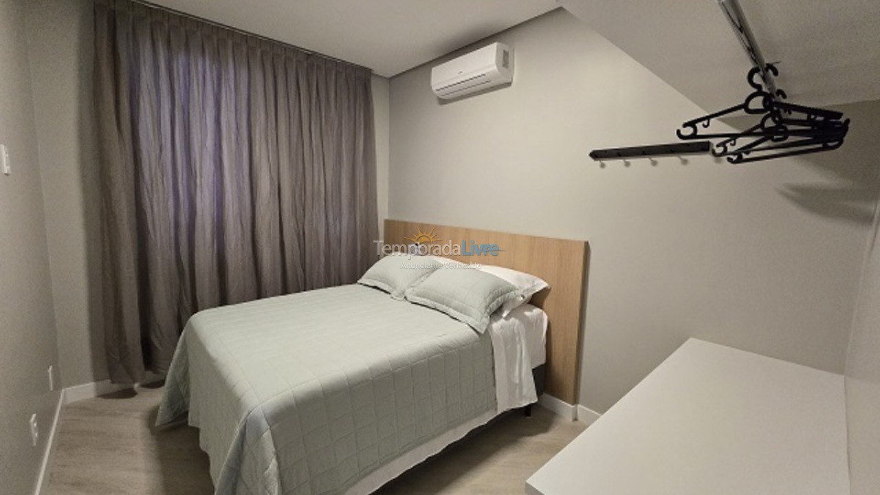Apartamento para aluguel de temporada em Florianópolis (Praia Brava)