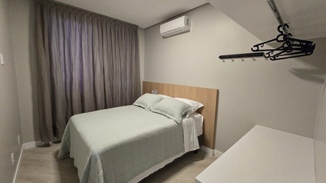 Excelente apartamento em condomínio na quadra do mar.