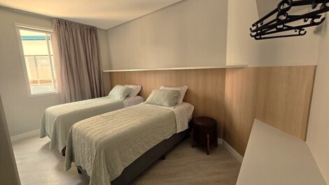 Excelente apartamento em condomínio na quadra do mar.