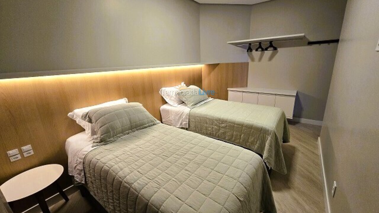 Apartamento para aluguel de temporada em Florianópolis (Praia Brava)