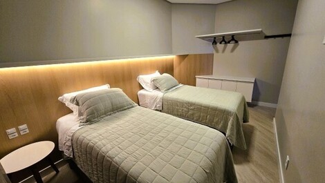 Excelente apartamento em condomínio na quadra do mar.