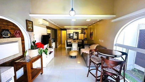 Apartamento na quadra do mar na Praia Brava.