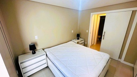 Apartamento na quadra do mar na Praia Brava.