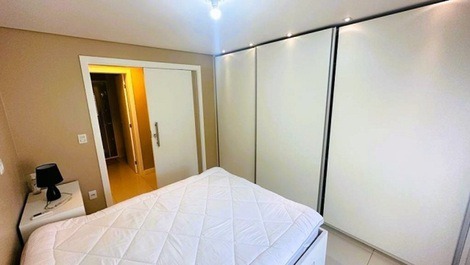 Apartamento na quadra do mar na Praia Brava.