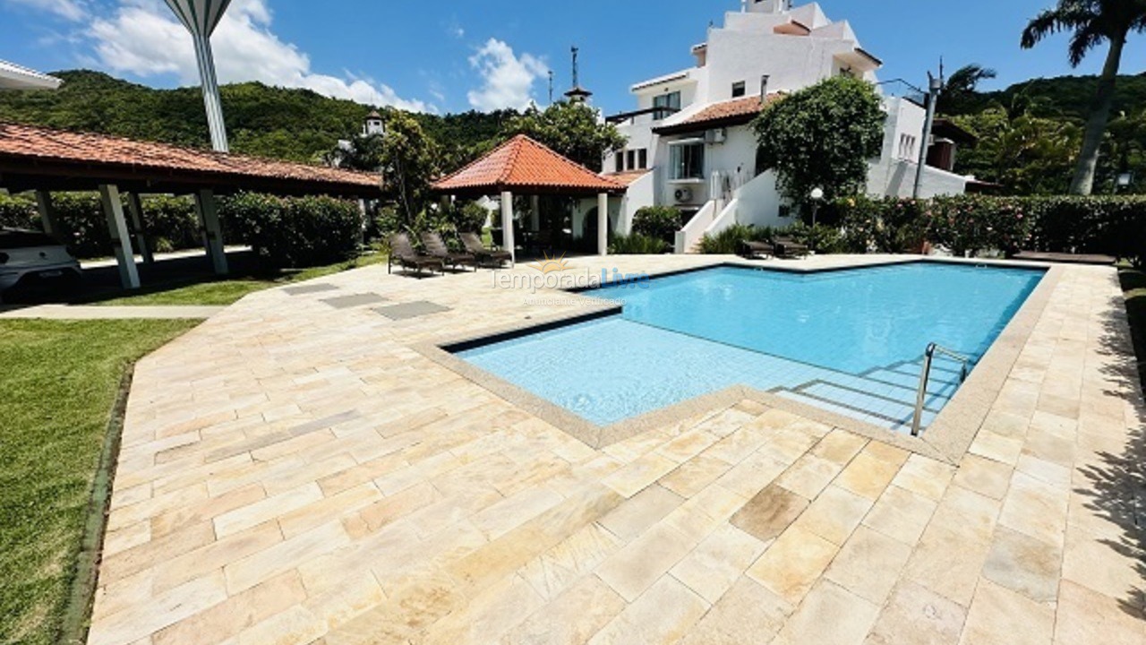 Apartamento para aluguel de temporada em Florianópolis (Praia Brava)