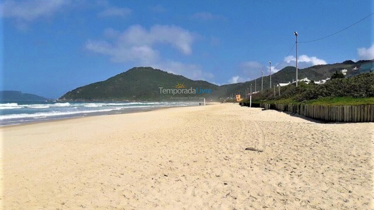 Apartamento para aluguel de temporada em Florianópolis (Praia Brava)