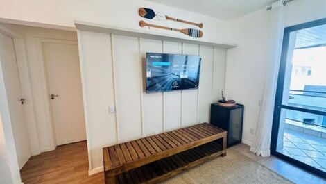 Apartamento em condomínio à uma quadra do mar.