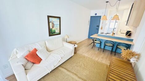 Apartamento em condomínio à uma quadra do mar.