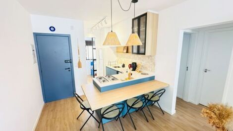 Apartamento em condomínio à uma quadra do mar.