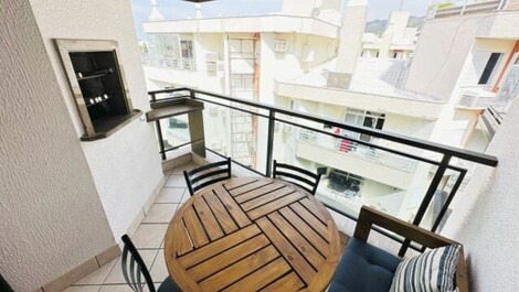 Apartamento em condomínio à uma quadra do mar.