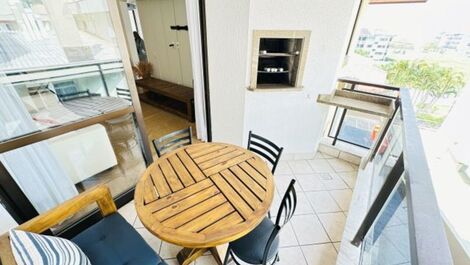 Apartamento em condomínio à uma quadra do mar.
