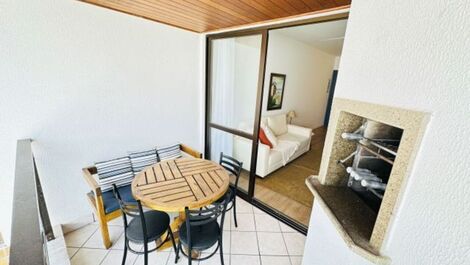 Apartamento em condomínio à uma quadra do mar.